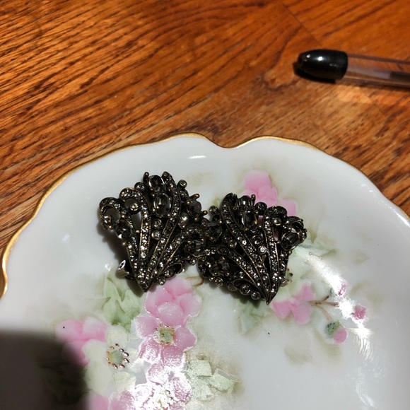 Heidi Daus Rhinestone and misty gray crystal clip on earrings, very secure. - Picture 4 of 8